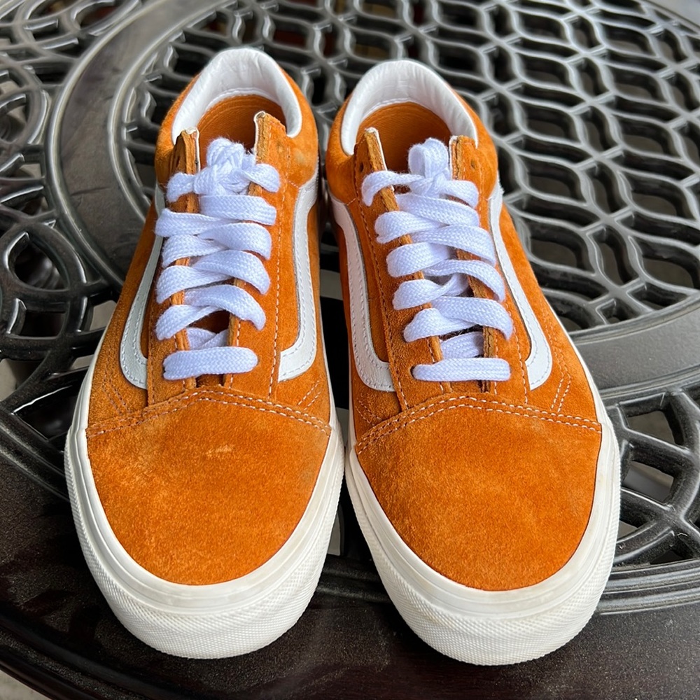 Worn once at an indoor event. Good as new condition.
